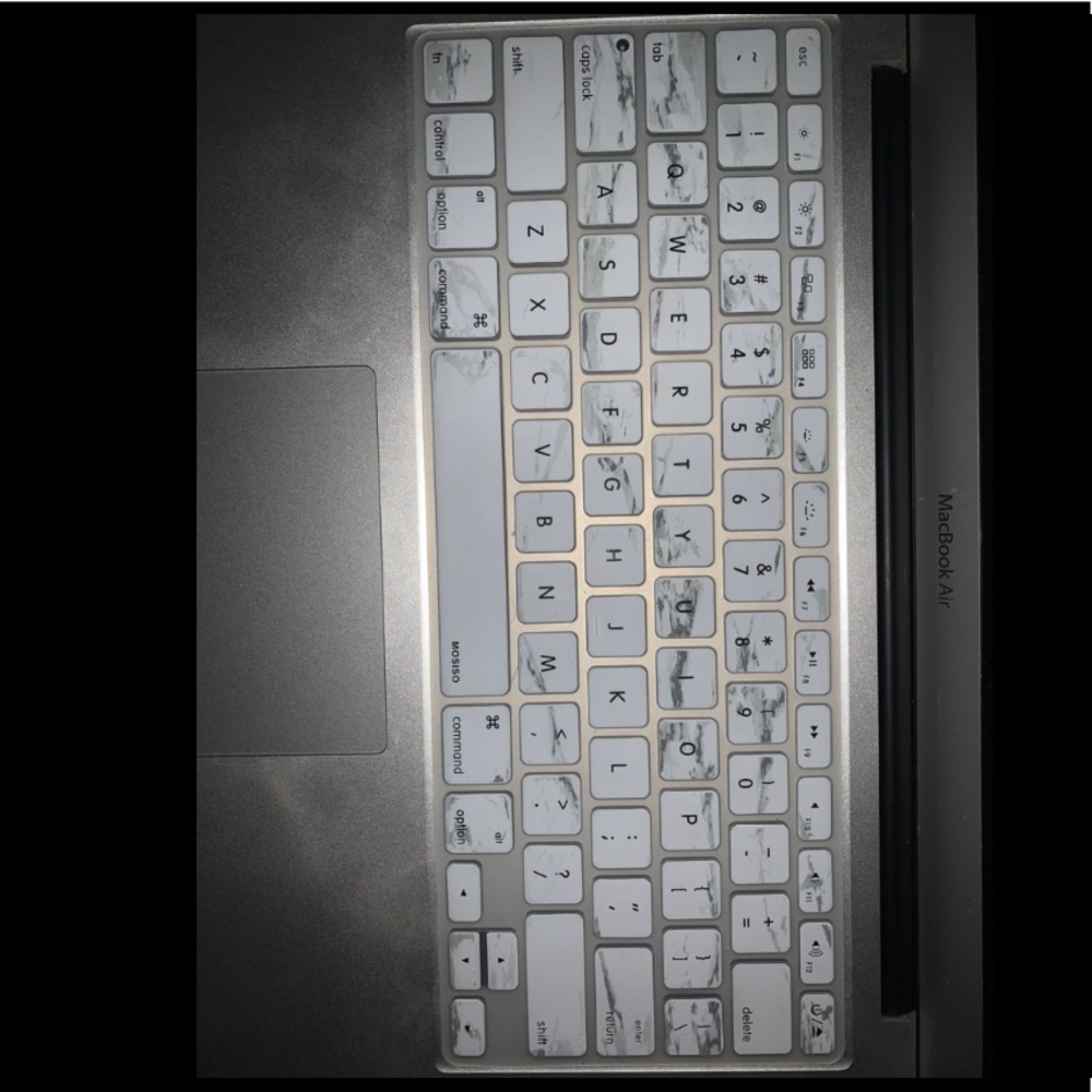 Apple MacBook Air - Picture 2 of 6